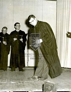 Image description is not available for 1955.095